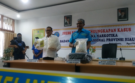 Tiga Orang Diamankan di Bukit Raya Pekanbaru Bersama 8 Kg Sabu, Satu Ditetapkan Tersangka